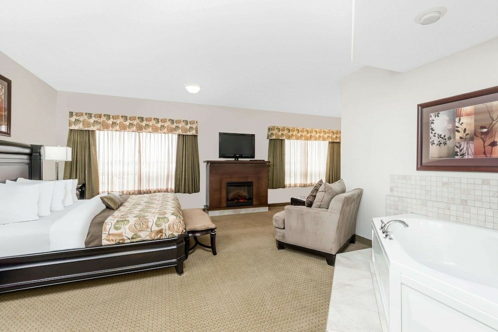 Suite, 1 King Bed, Non Smoking Jacuzzi  (Fireplace)