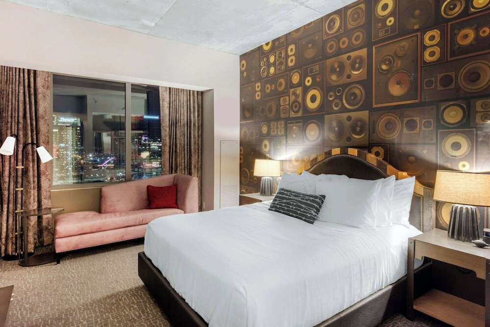 Deluxe Room, 1 King Bed, Non Smoking, Corner (City View)