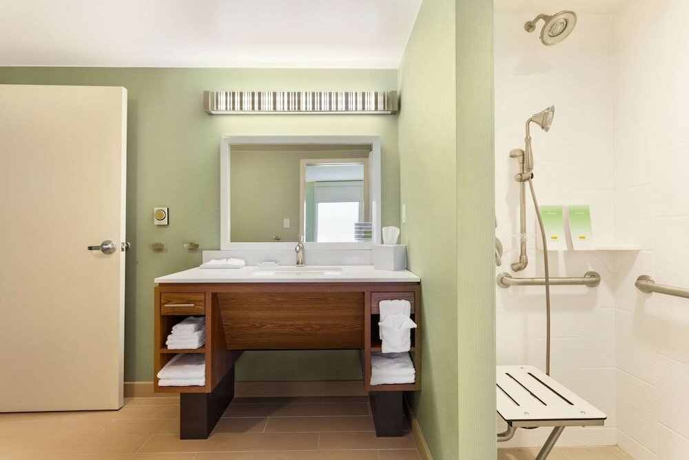 Suite, 1 Queen Bed, Accessible (Mobility & Hearing, Roll-in Shower)