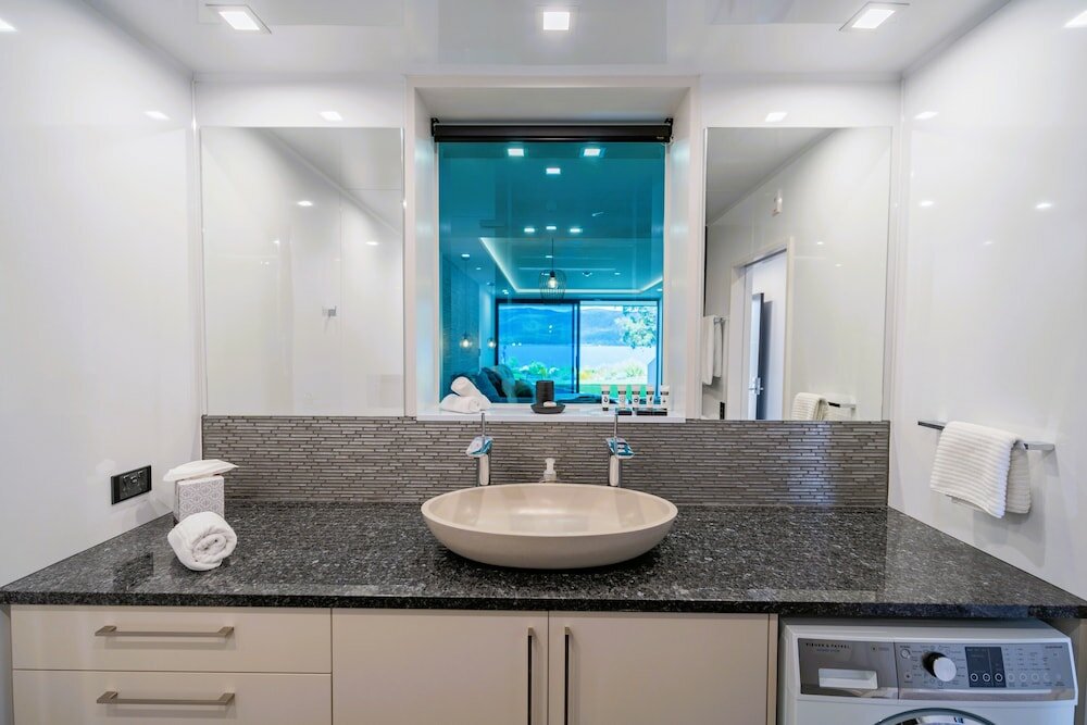 Tanara Premier Studio Suite, 1 King Bed, Accessible, Lake View - ADULTS ONLY