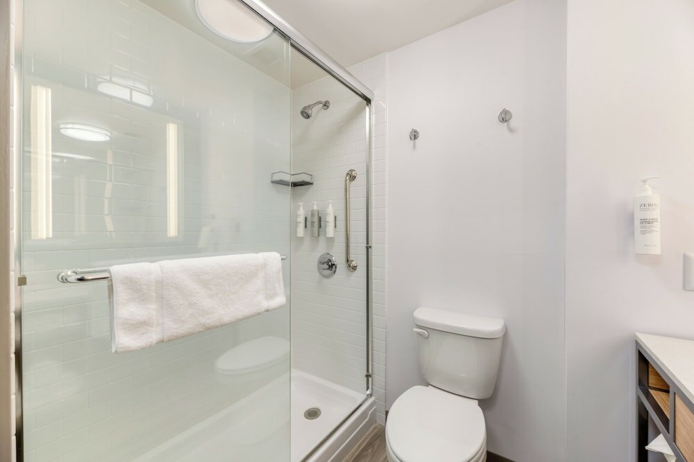 Deluxe Room, 1 King Bed with Sofa bed, Balcony, Oceanfront (Whirlpool)