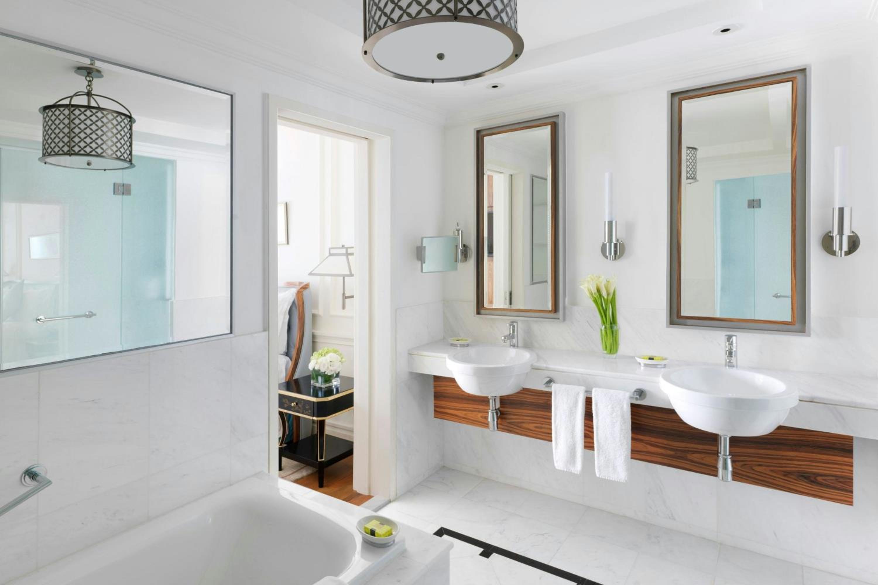 One-Bedroom Heritage King Suite with Club Access