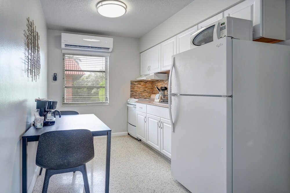 Studio Suite, 1 King Bed, Kitchen