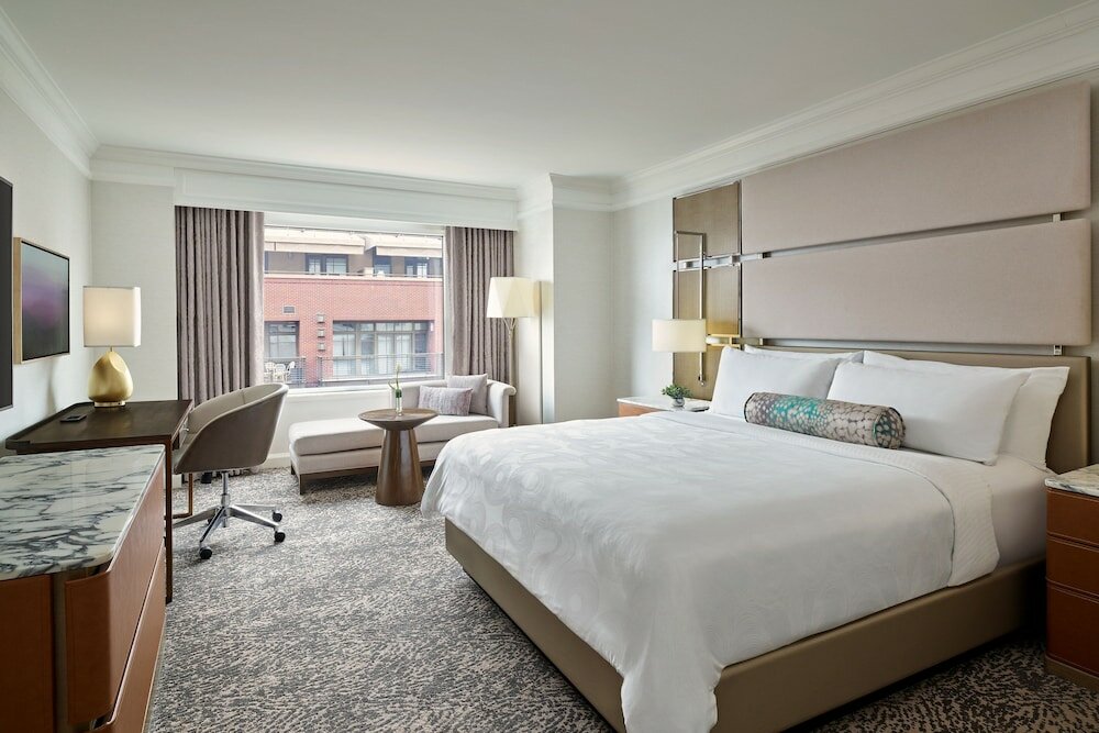 Deluxe Room, 1 King Bed, Courtyard View (Mobility Accessible, Roll-In Shower)