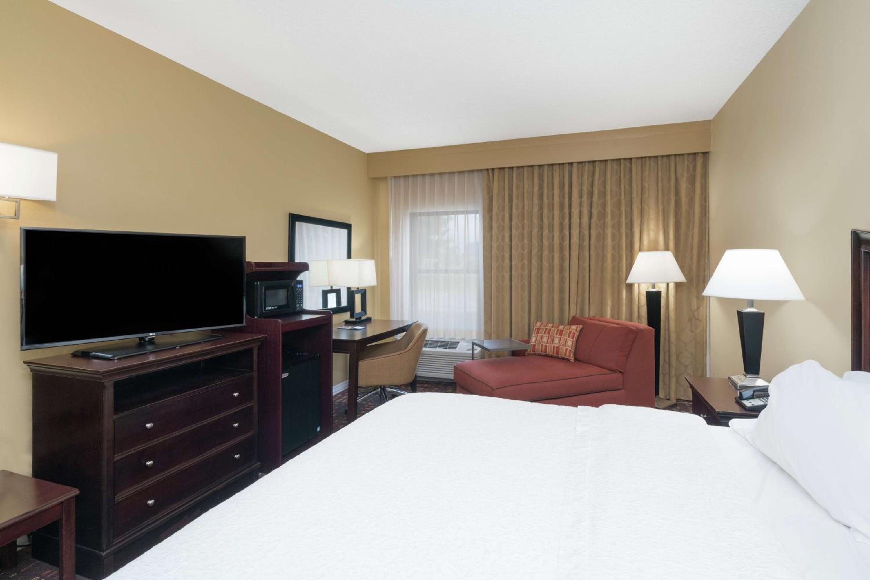 King Room with King Bed - Non-Smoking