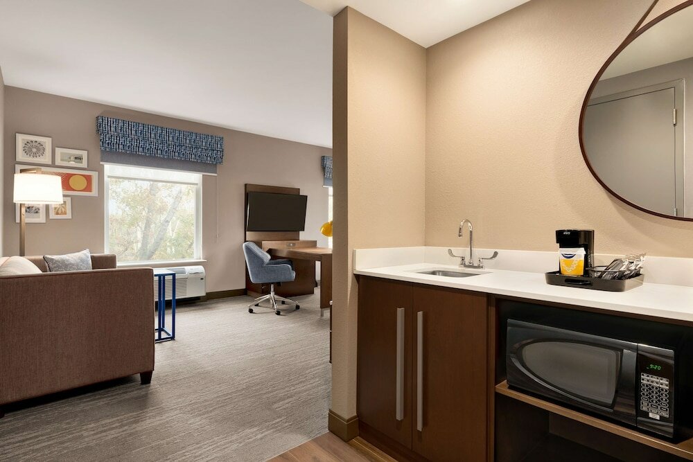 Studio, 1 King Bed, Refrigerator & Microwave (Wet bar)