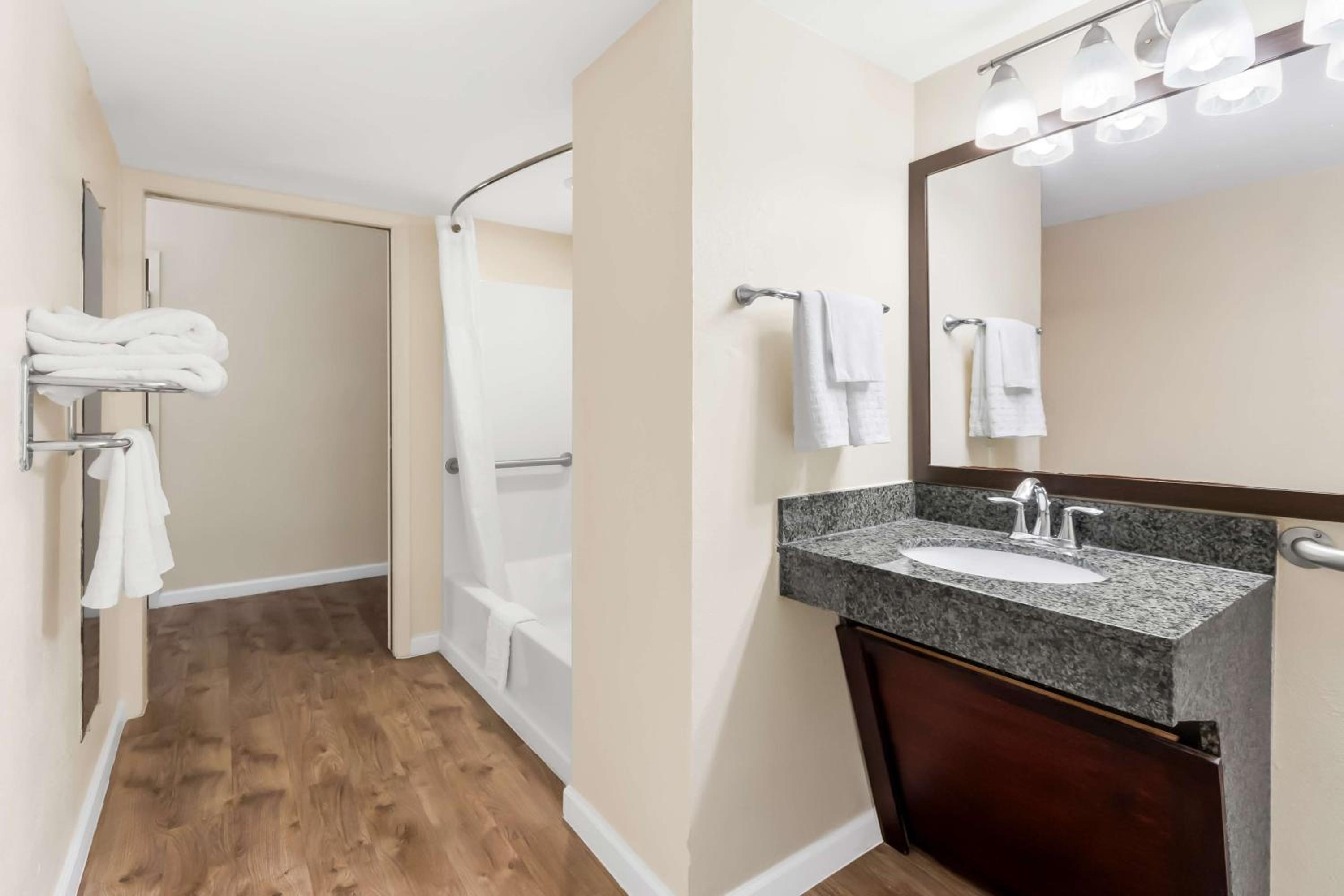 King Room with Bath Tub - Mobility Accessible/Non-Smoking