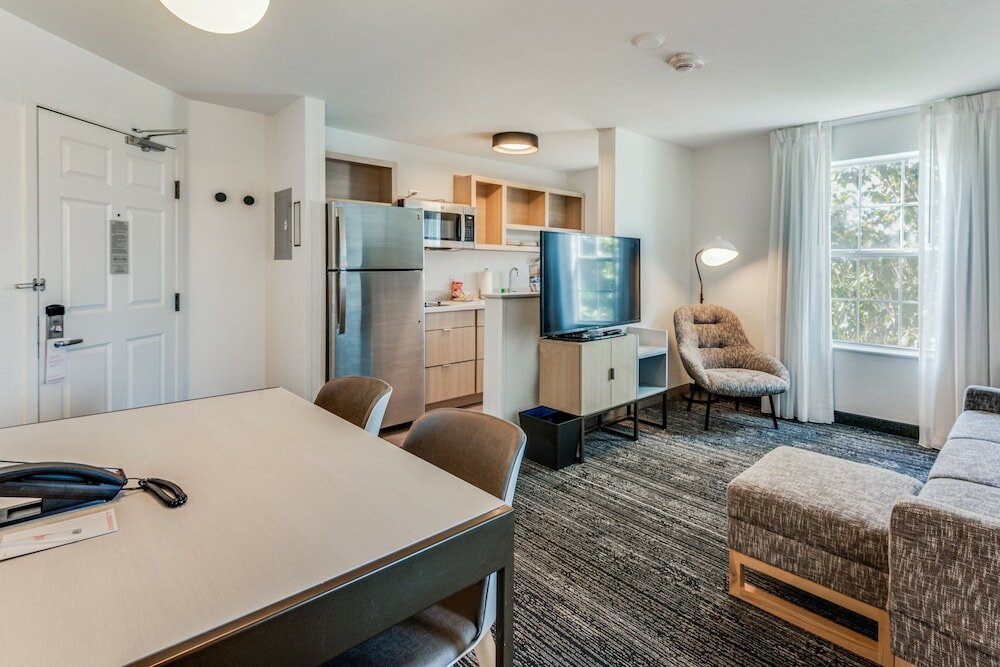 Suite, 2 Bedrooms (Mobility/Hearing Access, Roll-In Shwr)