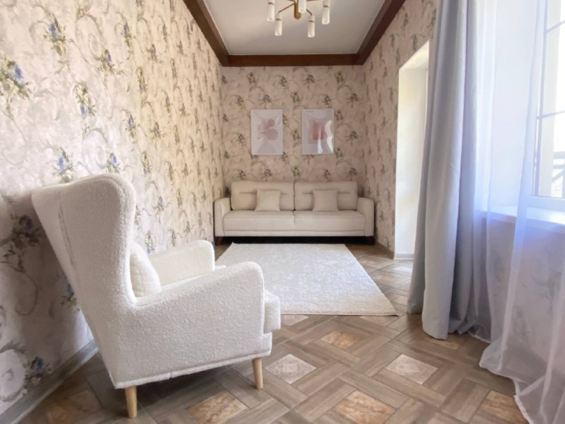 Полулюкс "Эстет" двухкомнатный с балконом, вид на озеро Абрау и сосновый лес (2-3 этаж), до 4-х гостей