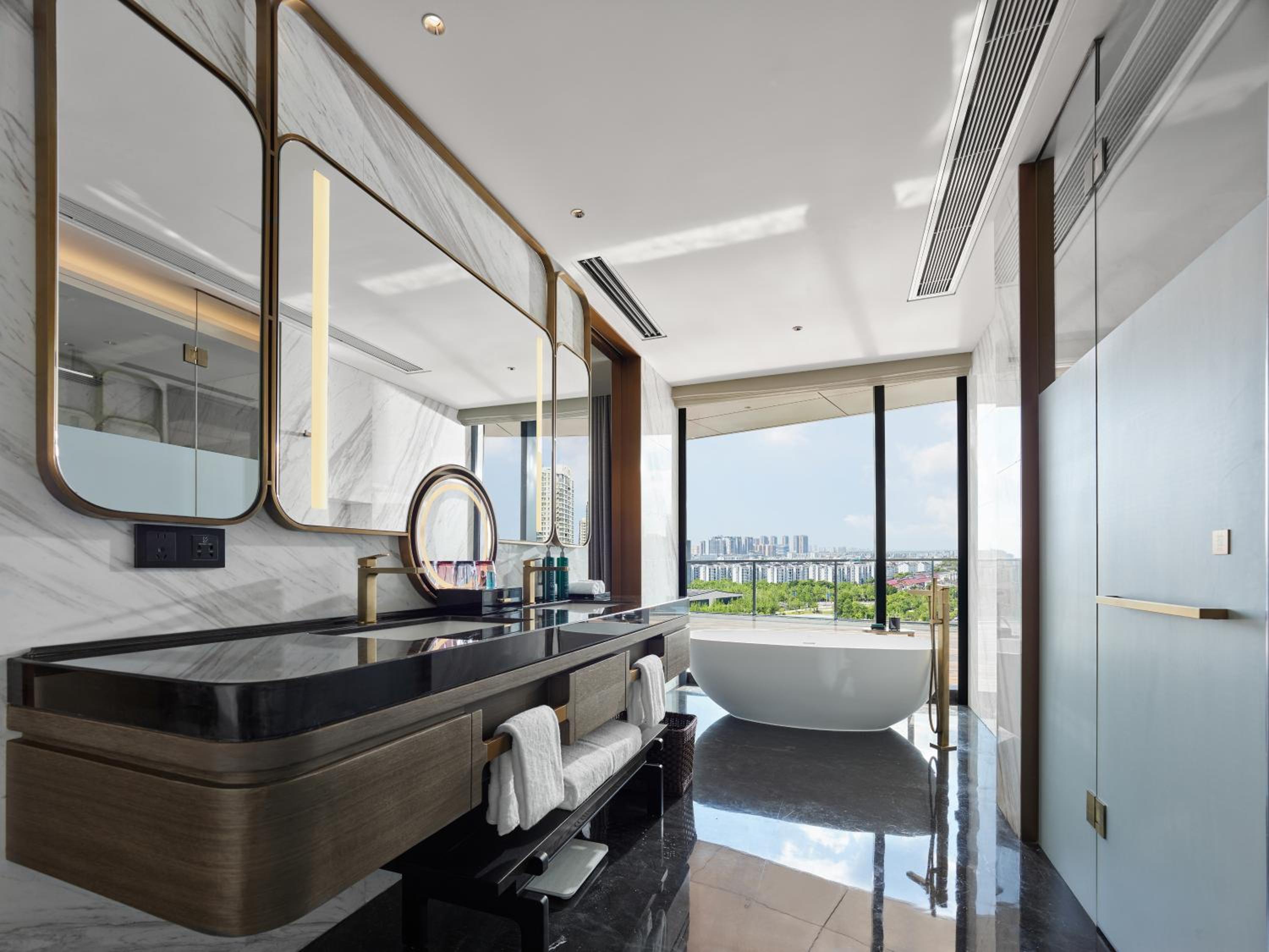 Premium King Suite with Balcony - Lake View