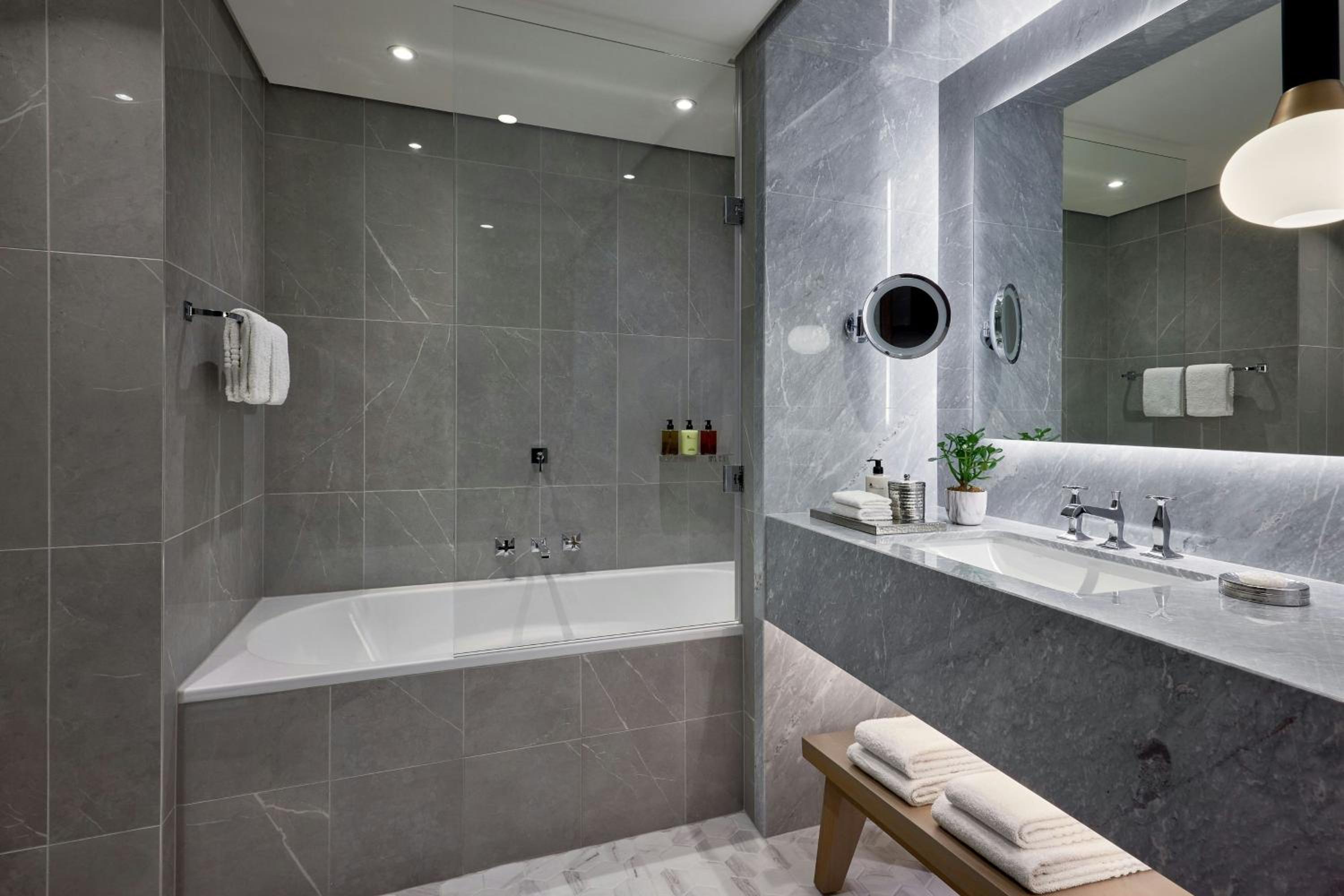 Champs Elysées Signature Suite