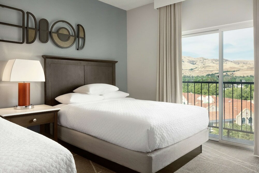 Room, 2 Queen Beds, Mountain View