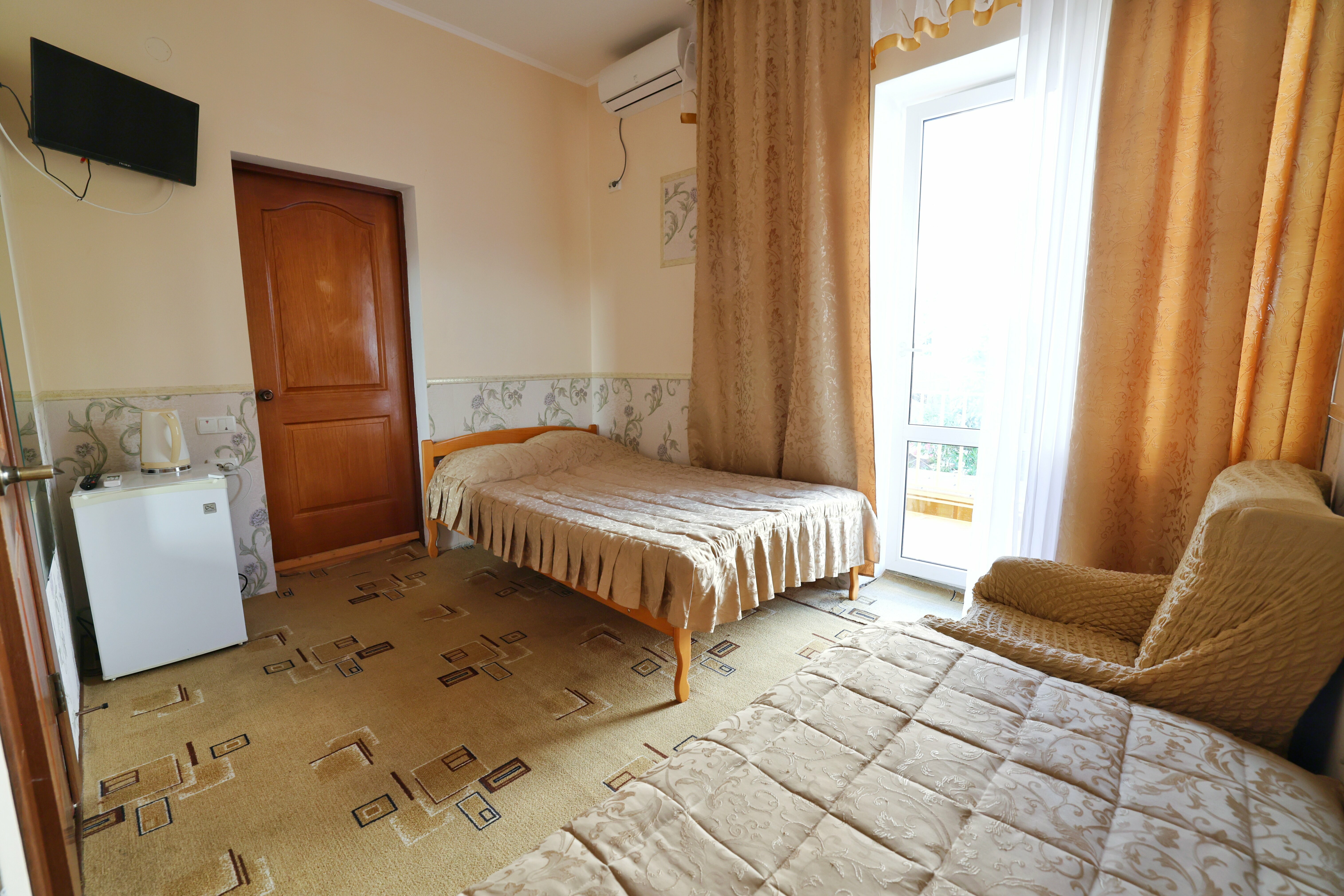 Трехместный номер с видом на горы