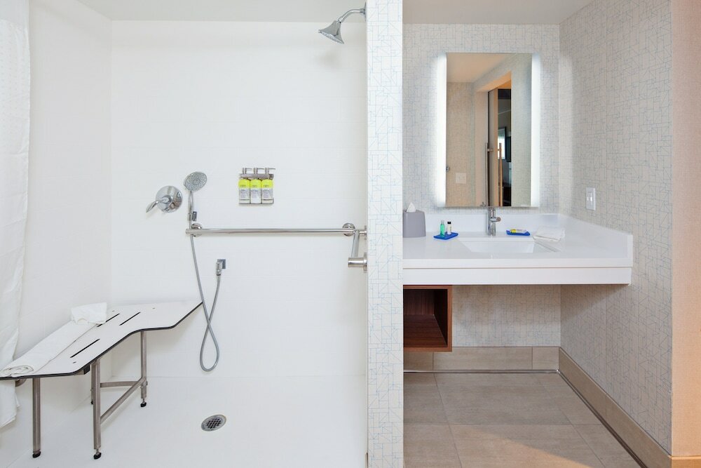 Suite, 1 Queen Bed, Roll-in Shower (Mobility)