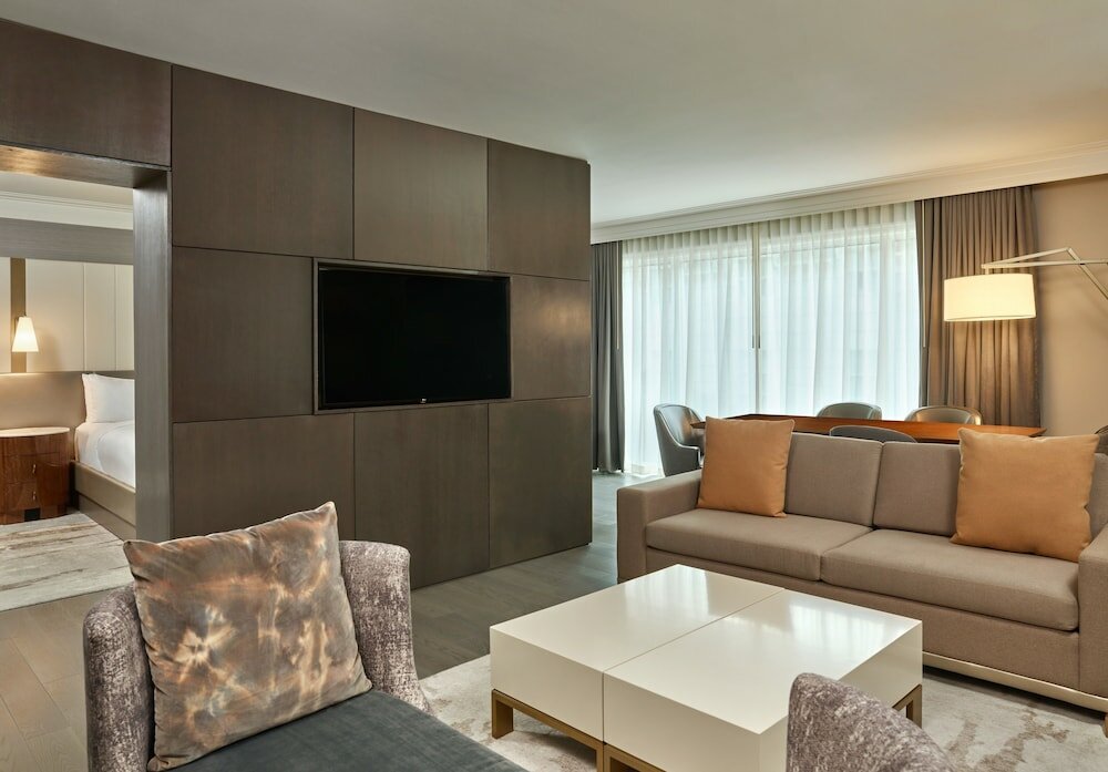 Junior Suite, Mobility Accessible (w/ RI Shower)