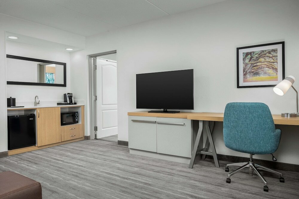 1 King Bdrm Suite with Mobility Access w/3x3SHWR