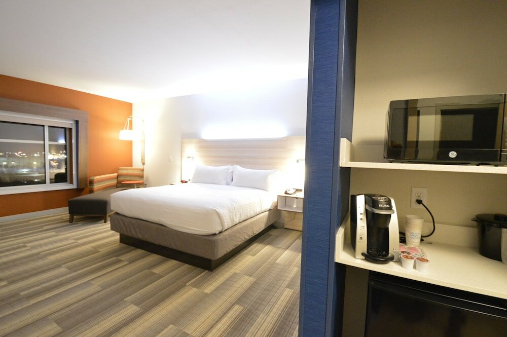 Room, 1 King Bed, Roll-in Shower (Communications Accessible)