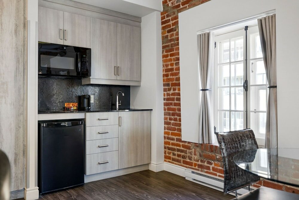 Deluxe Plus Room, 1 Queen Bed with 1 Double Murphy Bed (pets allowed first floor only)