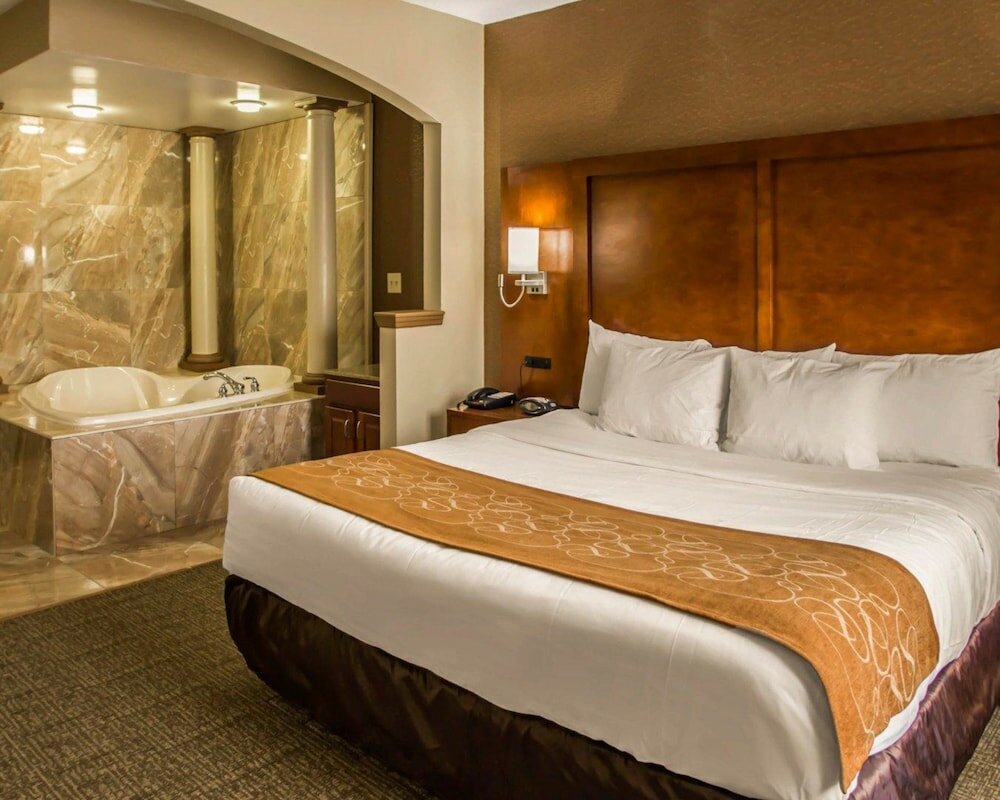 Suite, Non-Smoking, 1 King Bed with Sofa Bed and Jacuzzi