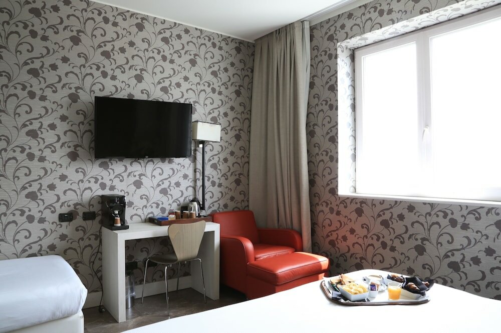 Triple Room (1 king bed and 1 single)