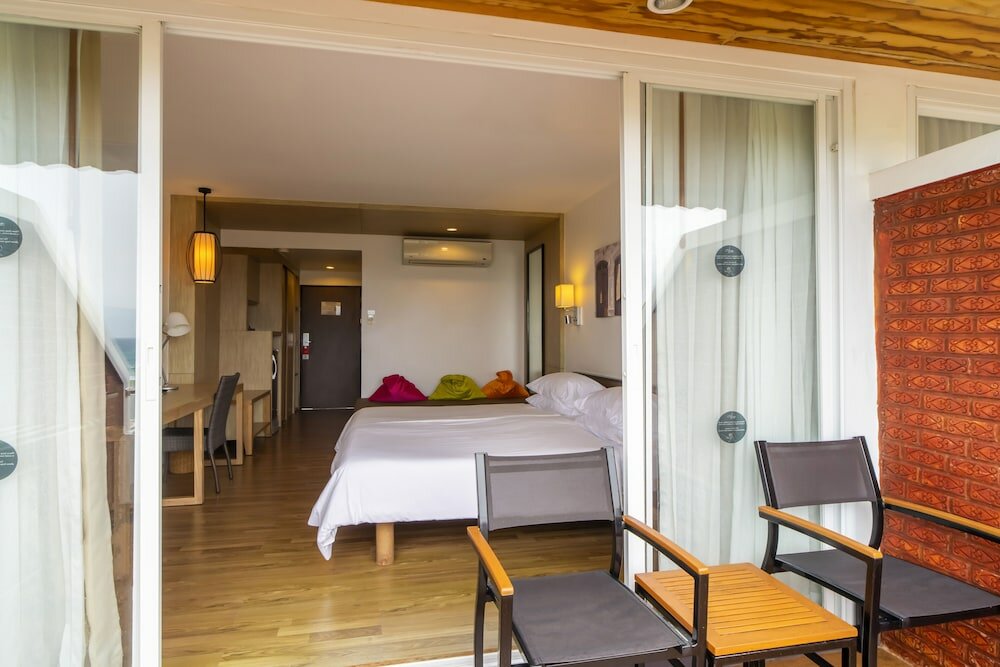 Deluxe Room, 1 King Bed, Non Smoking, Sea View