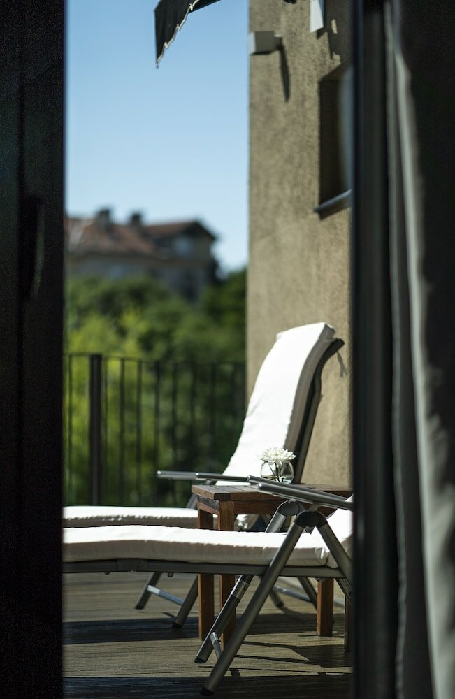 Medium Suite (Free Safe, Free Fitness & Sauna)