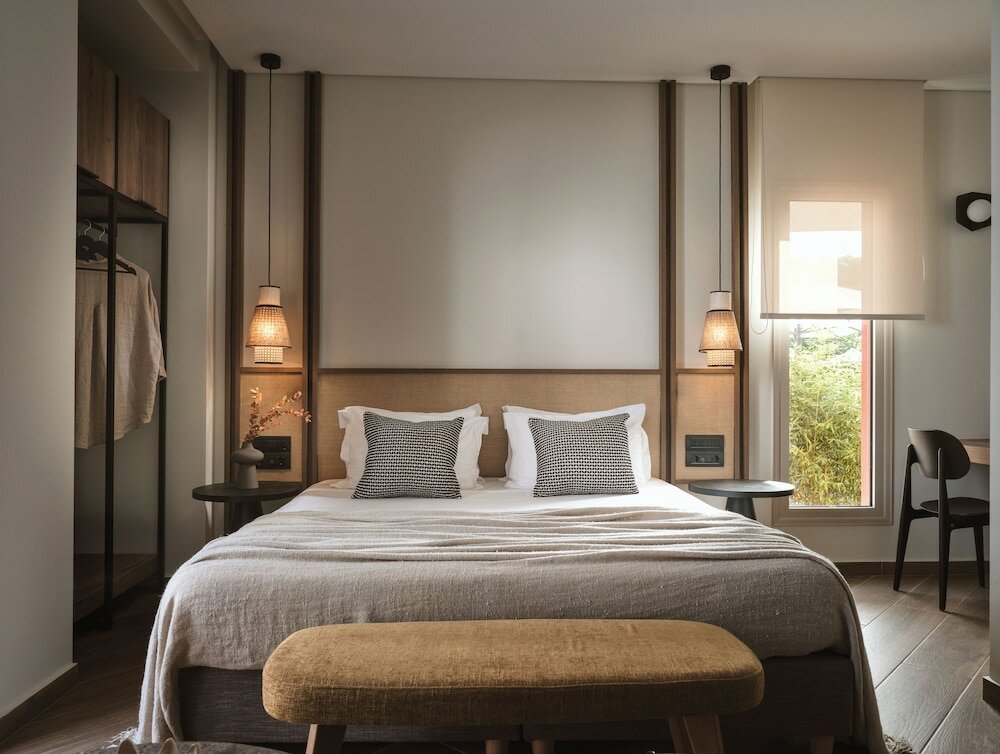 Deluxe Suite with pool view