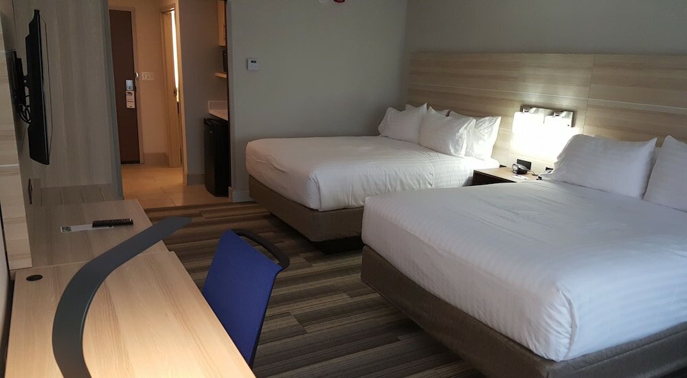 Suite, 2 Queen Beds, Accessible Bathtub (Mobility)
