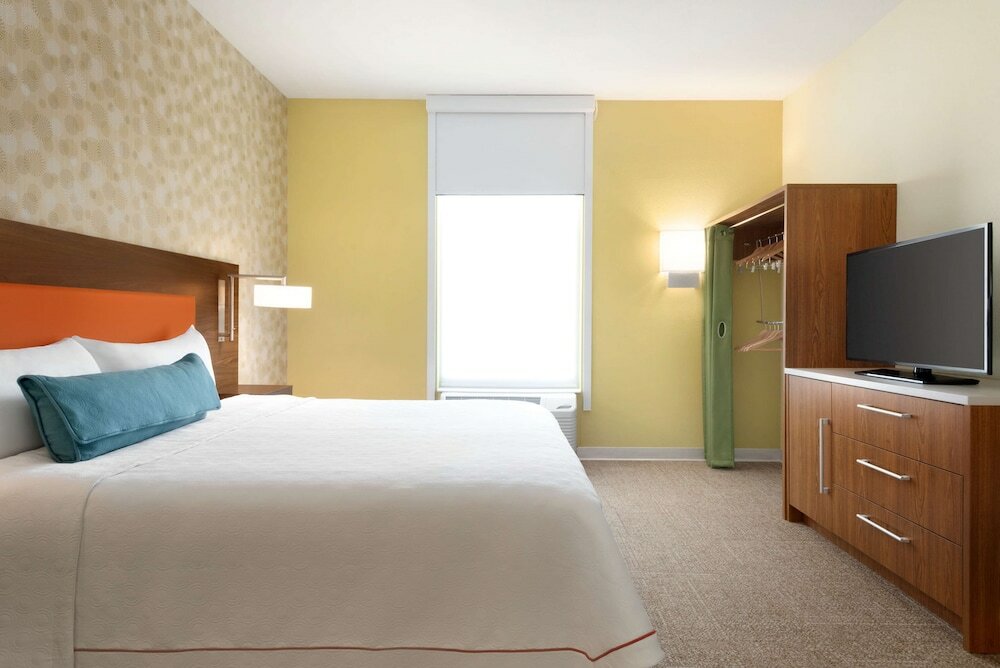 Suite, 1 King Bed, Accessible (Roll-in Shower)