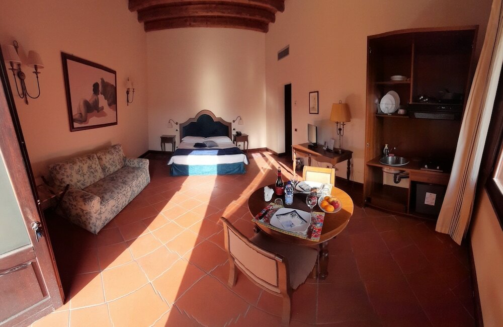 Premium Apartment, 1 King Bed, Patio, Courtyard Area