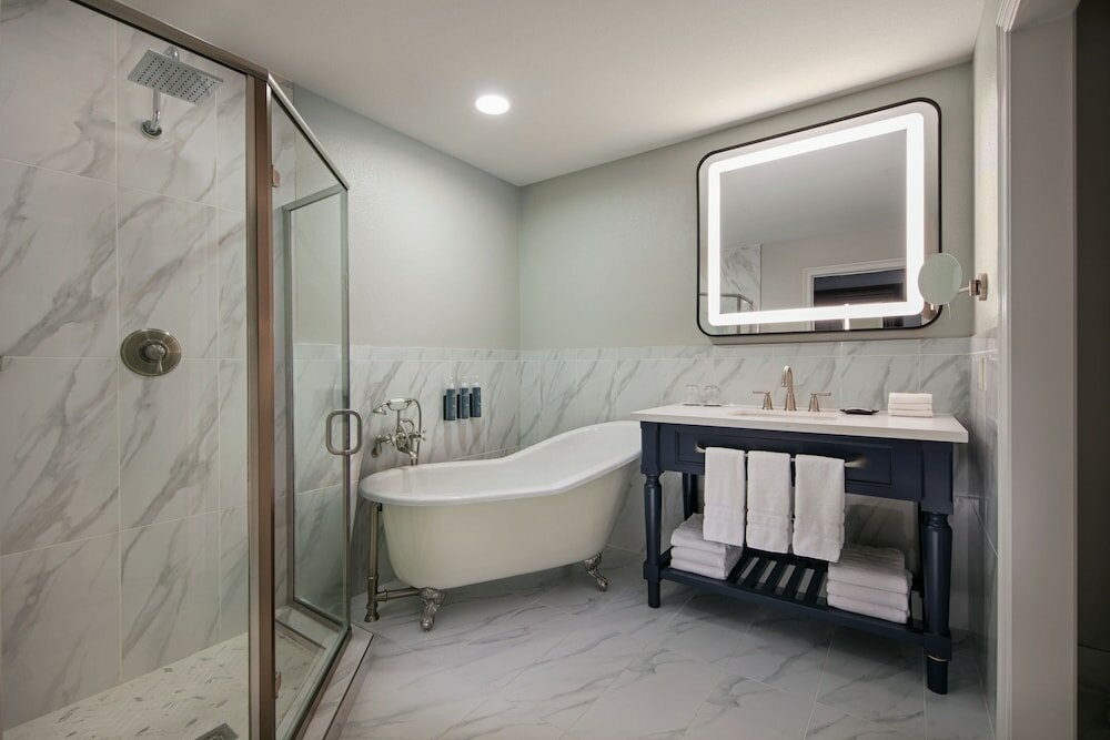 Guest Room, Two King Beds