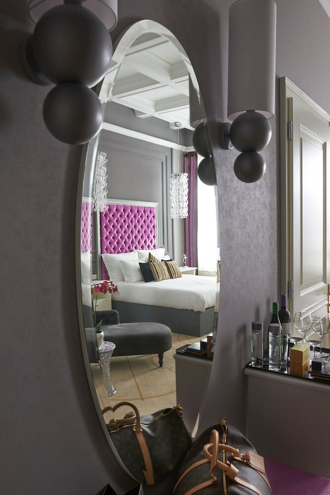Suite, 1 King Bed, City View (Opera)