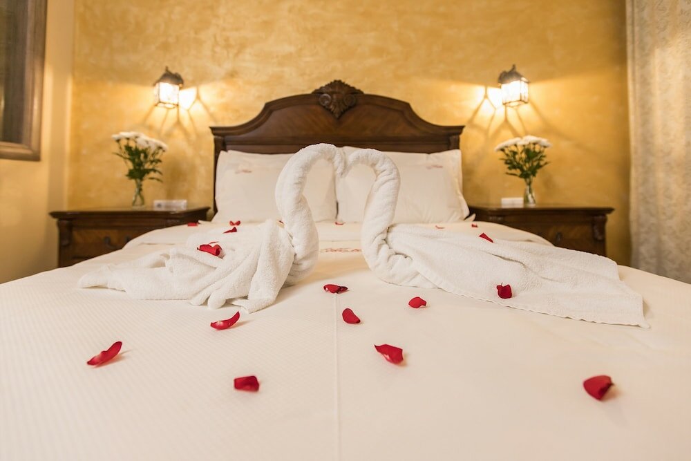 Panoramic Suite, 1 Queen Bed, Jetted Tub, Mountain View
