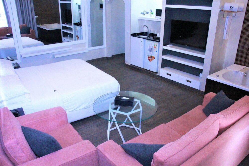 Signature Suite (Beverly)