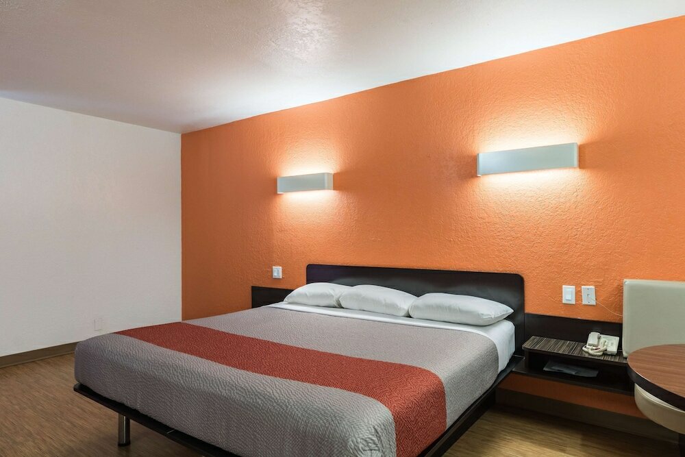 Standard Room, 1 King Bed, Non Smoking, Kitchenette