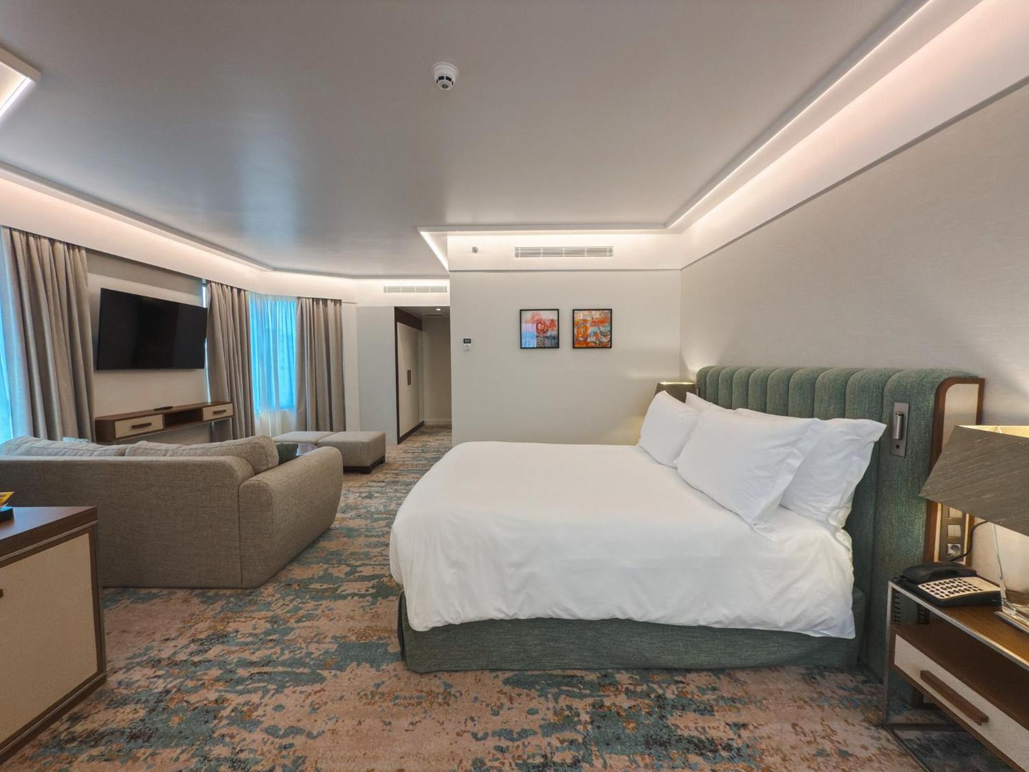 Junior Queen Suite with Corner Room - High Floor