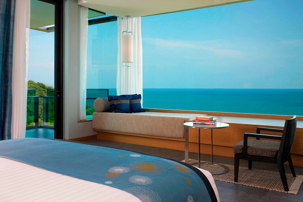 Suite, 1 King Bed, Ocean View (Corner)
