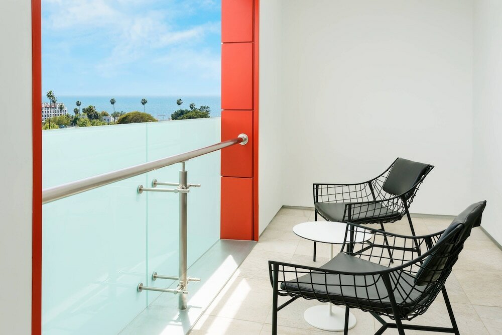 Studio, 1 King Bed, Balcony