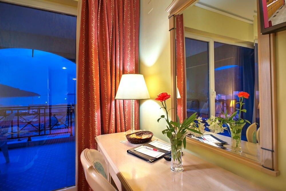 Family Room, 2 Bedrooms