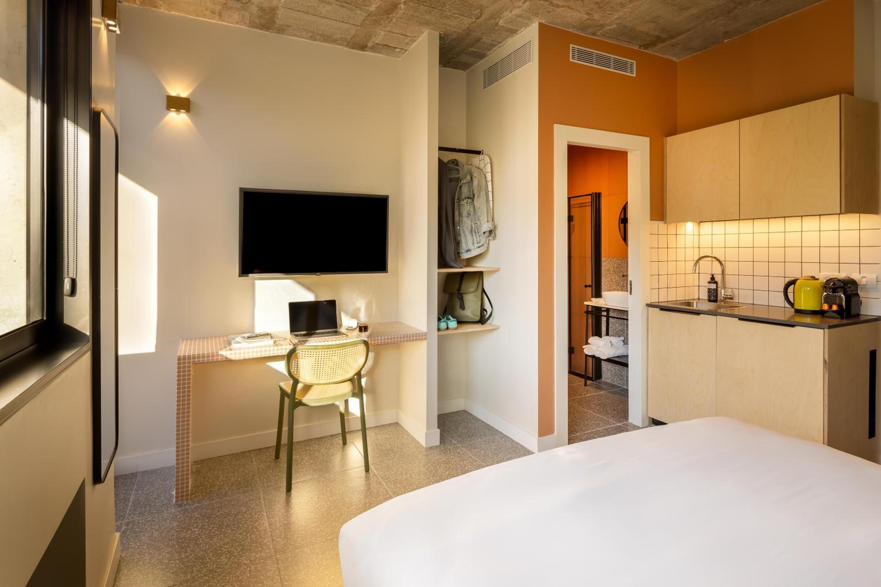 Side by side Studio rooms (no connecting door)