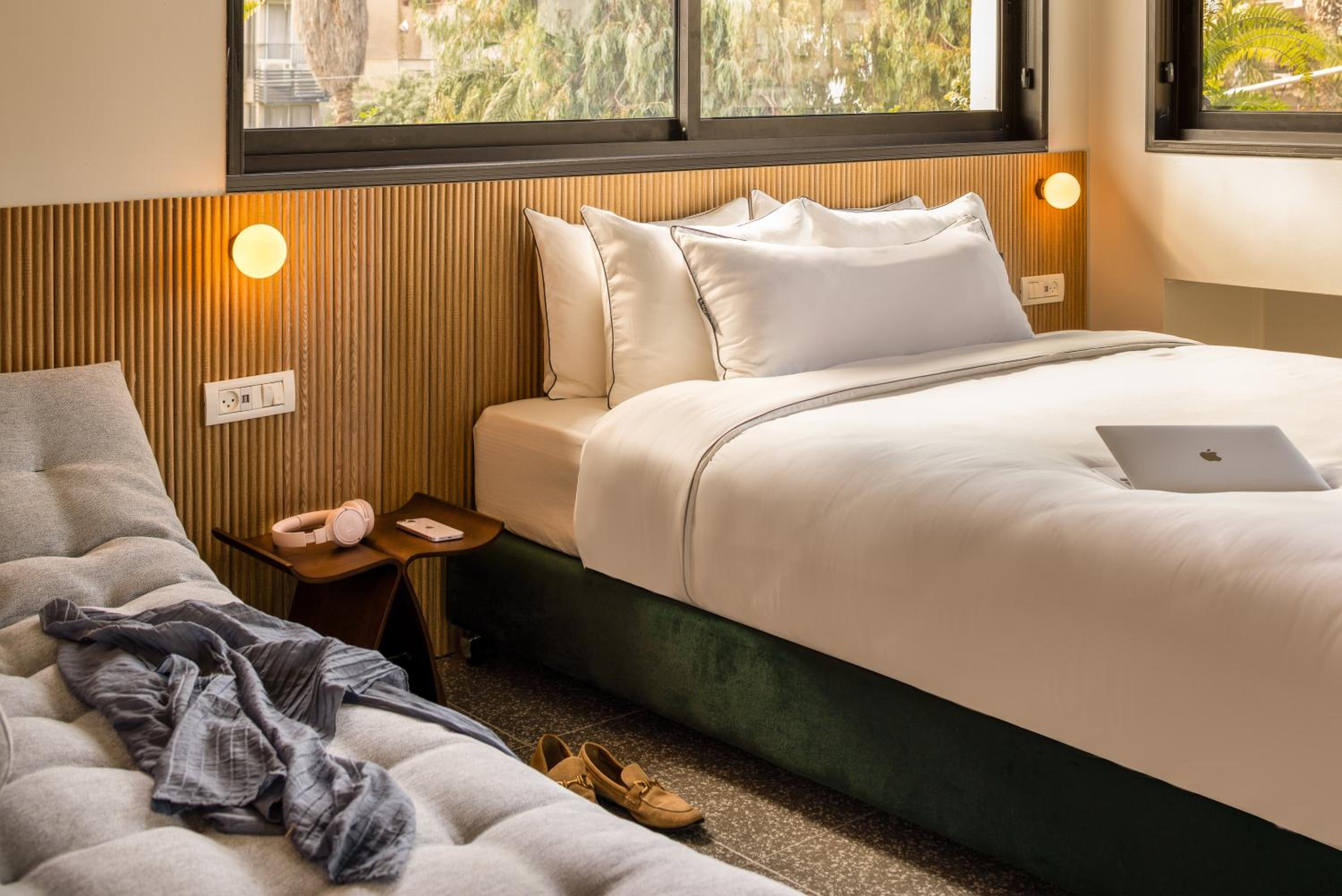 Side by side Studio rooms (no connecting door)