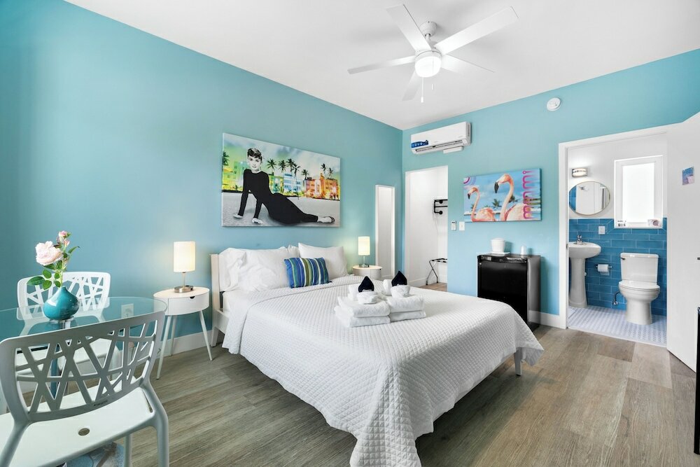 Deluxe Room, 1 Queen Bed, Bathtub Grab Bars