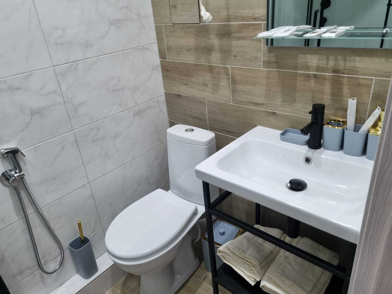 Трёхместный номер с двуспальной кроватью и креслом-кроватью