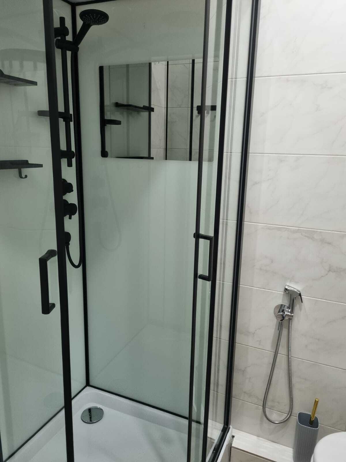 Трёхместный номер с двуспальной кроватью и креслом-кроватью