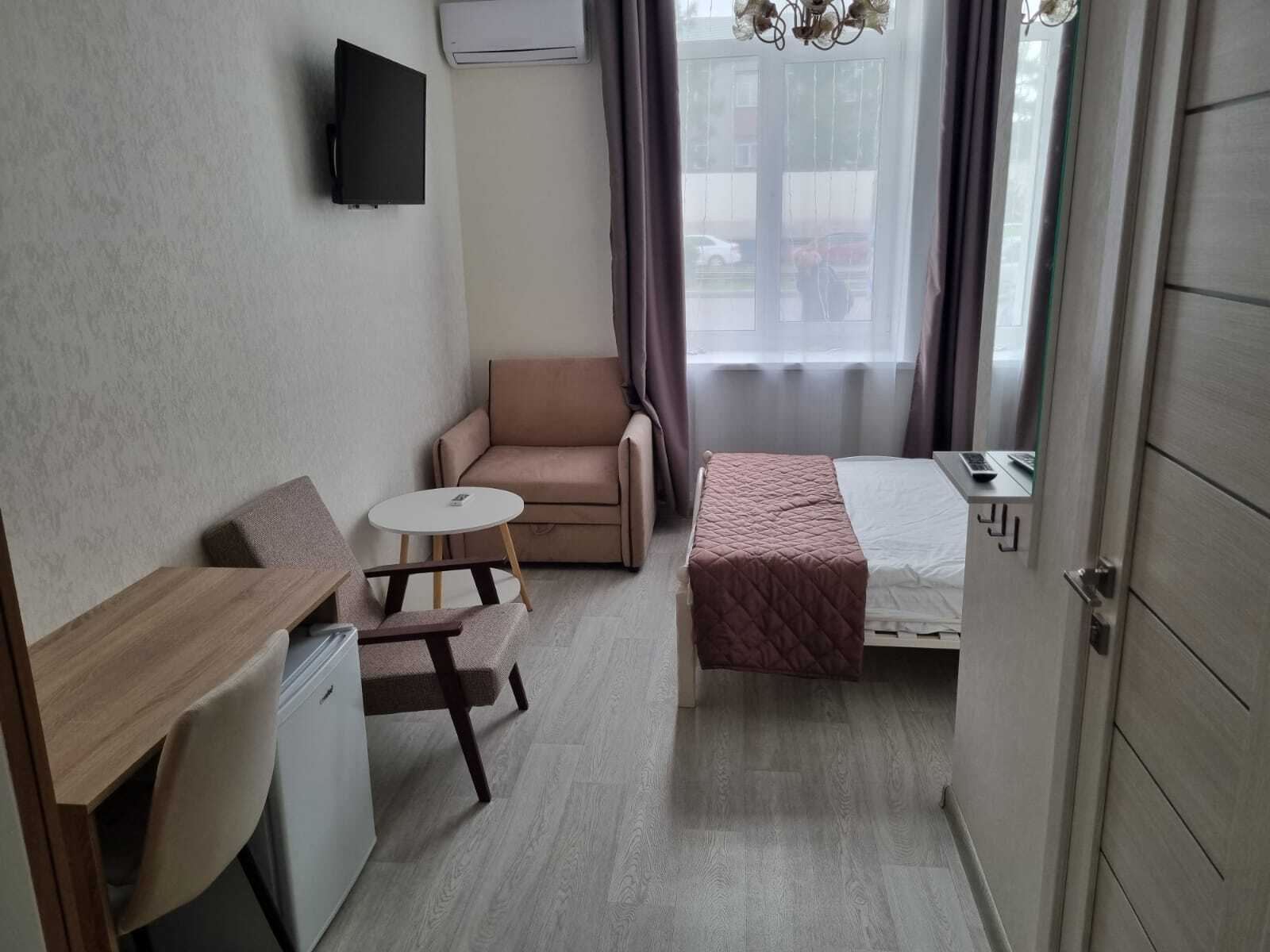 Трёхместный номер с двуспальной кроватью и креслом-кроватью