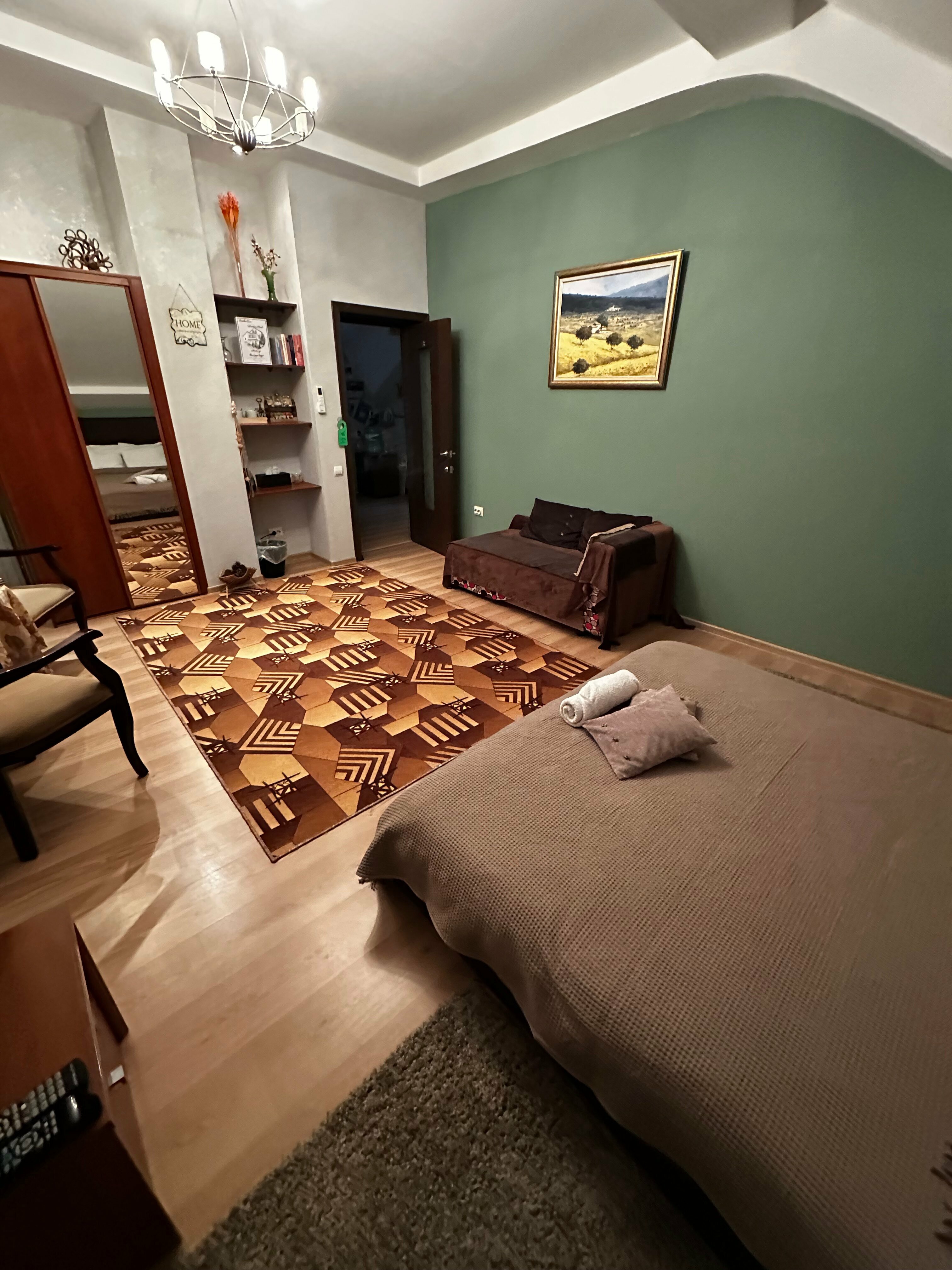 Двухместный номер с двуспальной кроватью и дополнительной кроватью