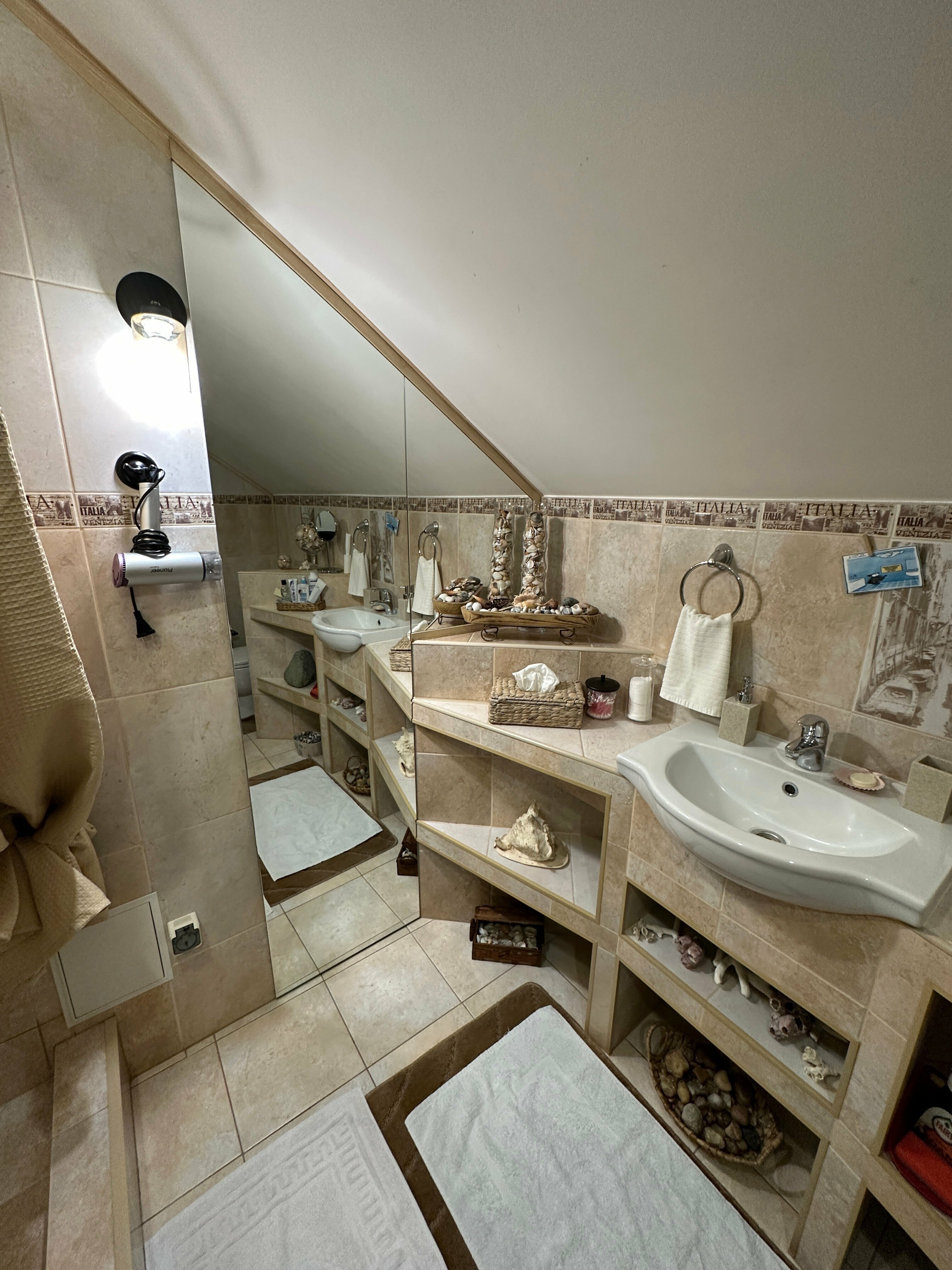 Двухместный номер с двуспальной кроватью и дополнительной кроватью