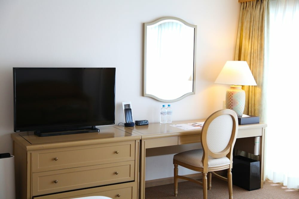 Superior Twin South Tower (2-8th floor) Non-Smoking 36sqm Ocean View