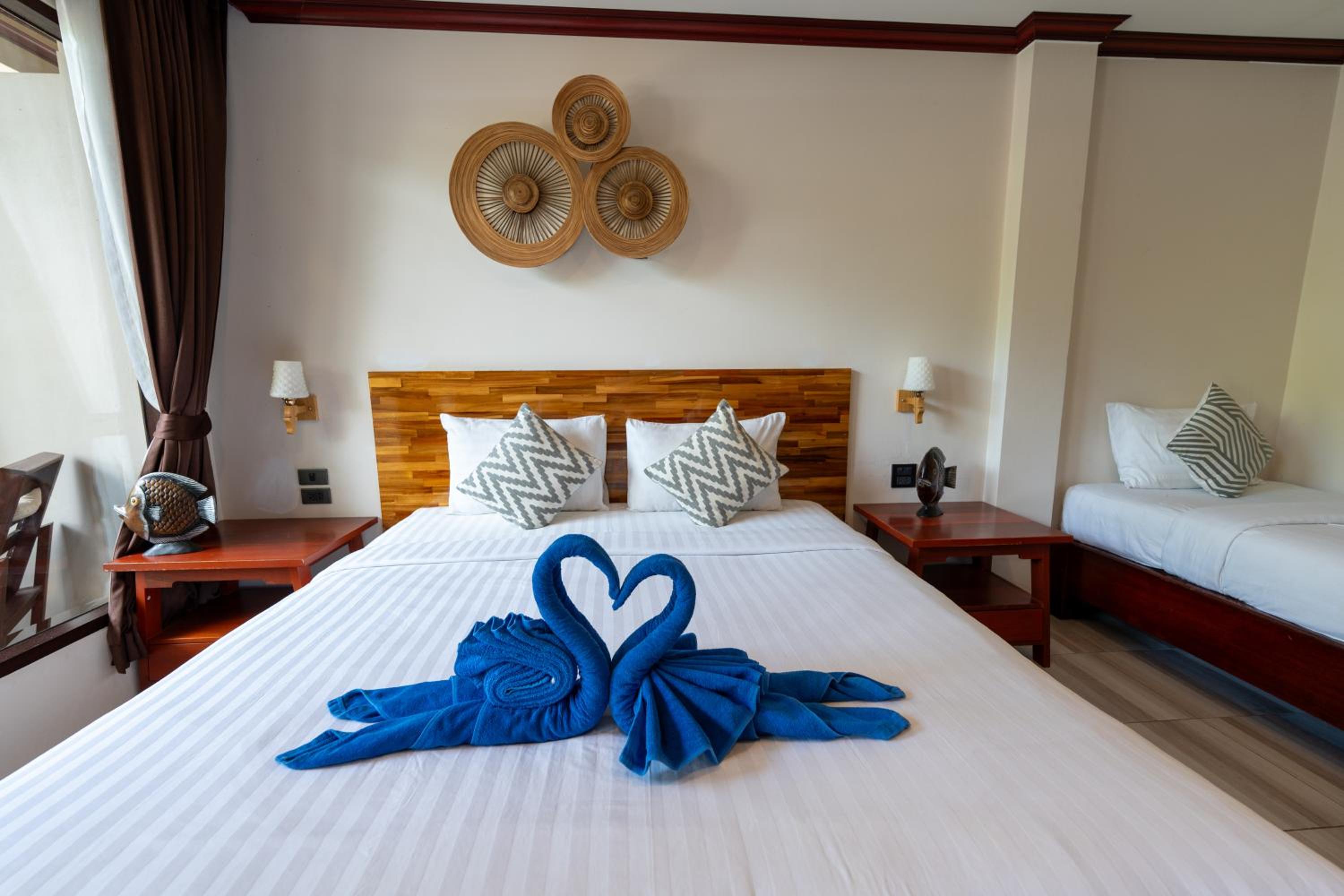 Comfort Triple Room - Street Side Building