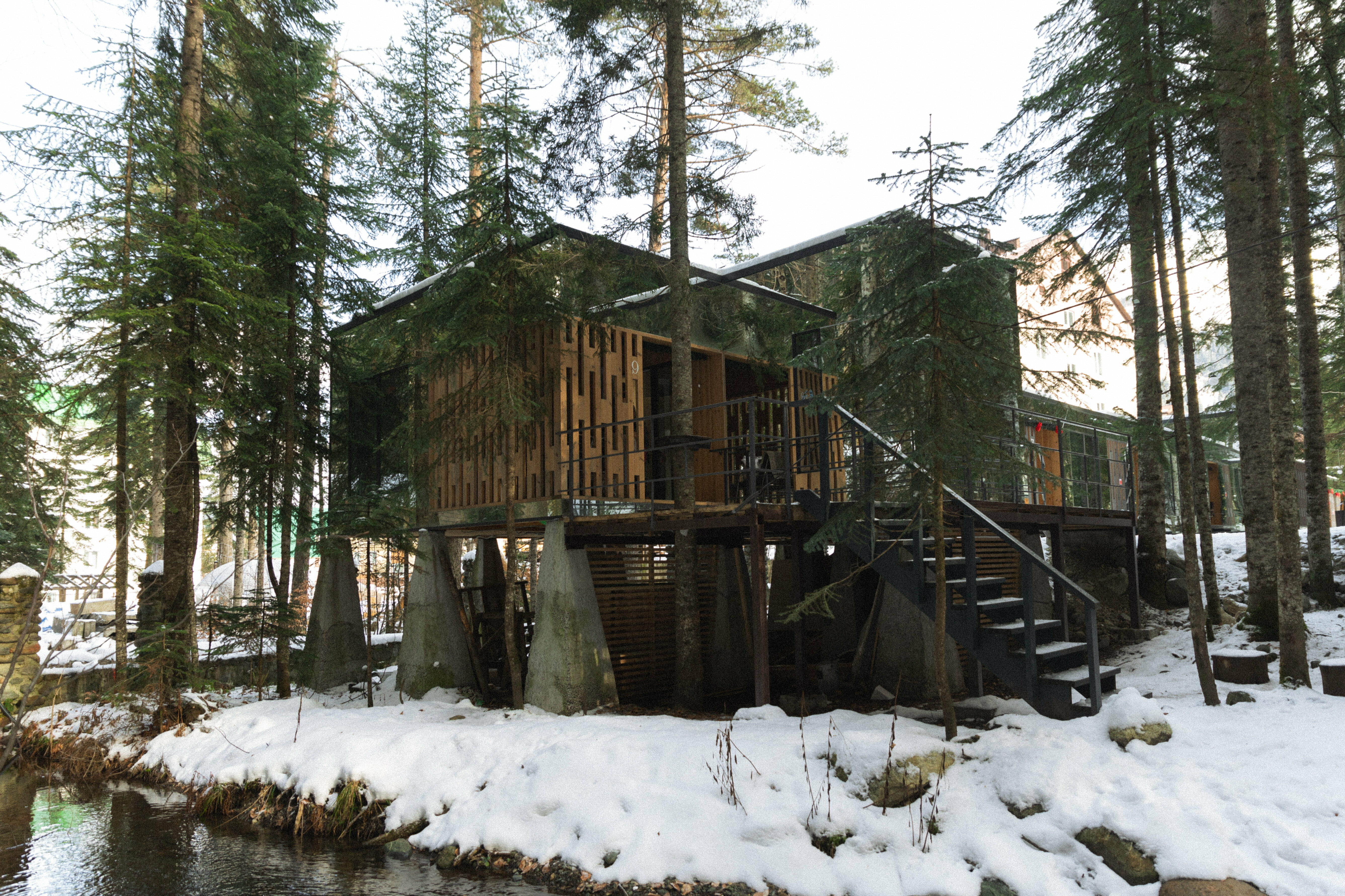 Зеркальный таунхаус люкс  у горной речки